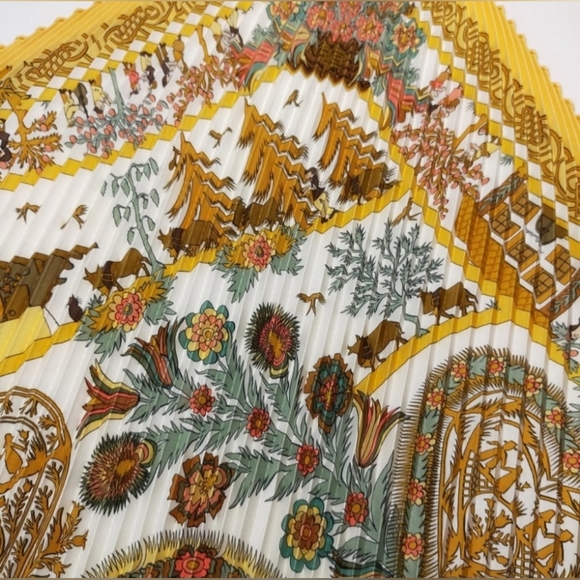 EUC Hermès pleated “decoupage” silk scarf with box and book. - Picture 8 of 14